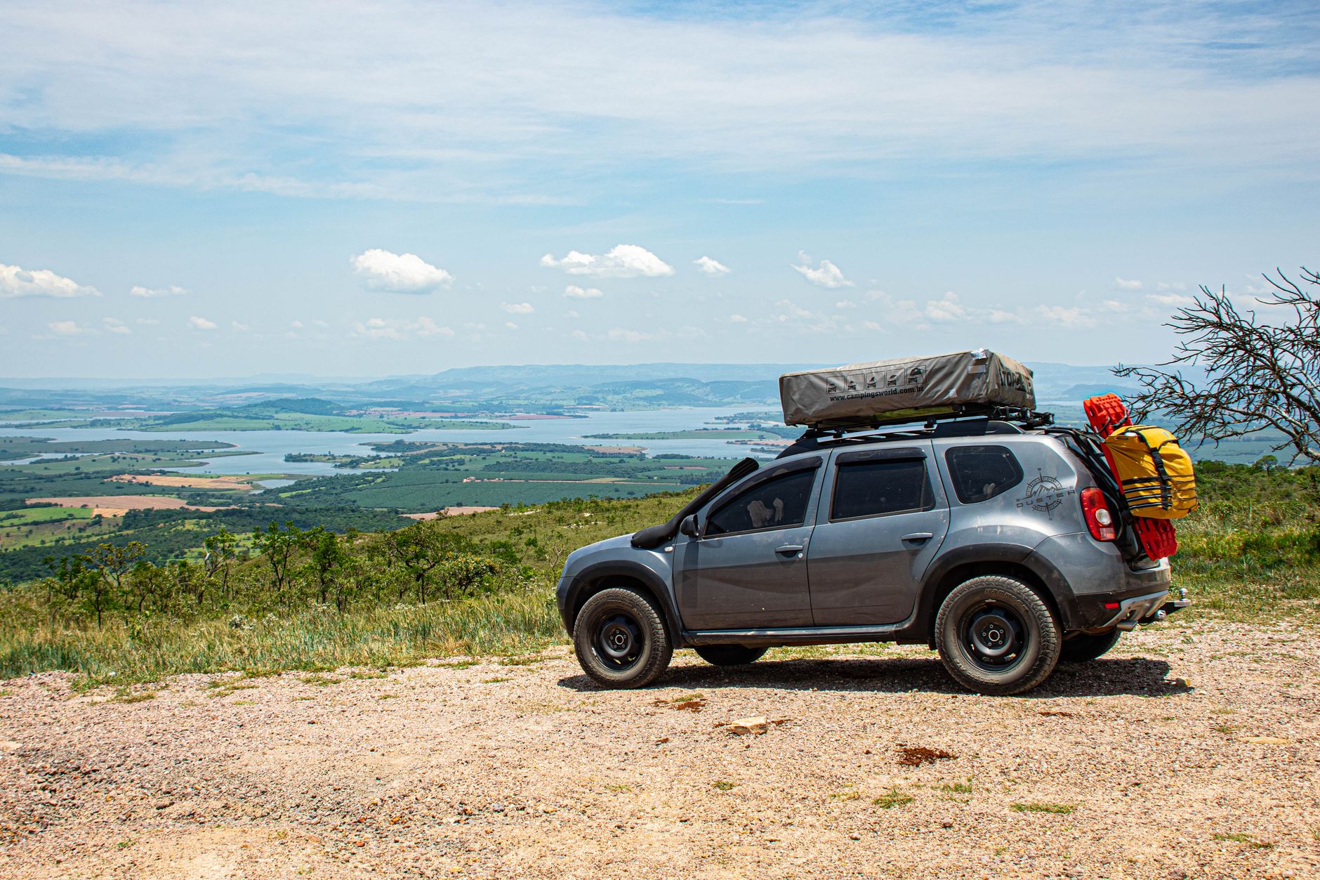 suv with tent on rooftop